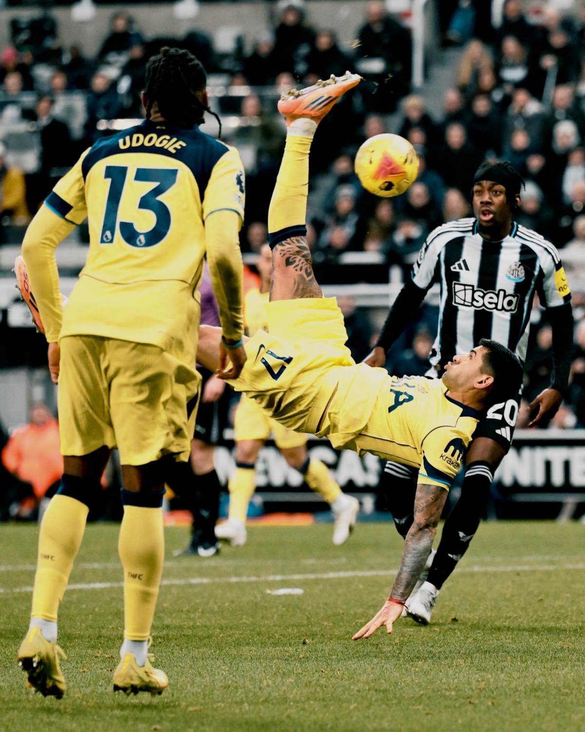 센터백이 다이빙 헤더·오버헤드킥 '멀티골'... SON 이은 캡틴 로메로 '토트넘 구했다'