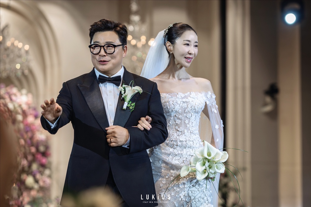 윤정수♥원진서 결혼식 '미공개 컷' 입수..장모 포옹→김숙 우정 사회까지