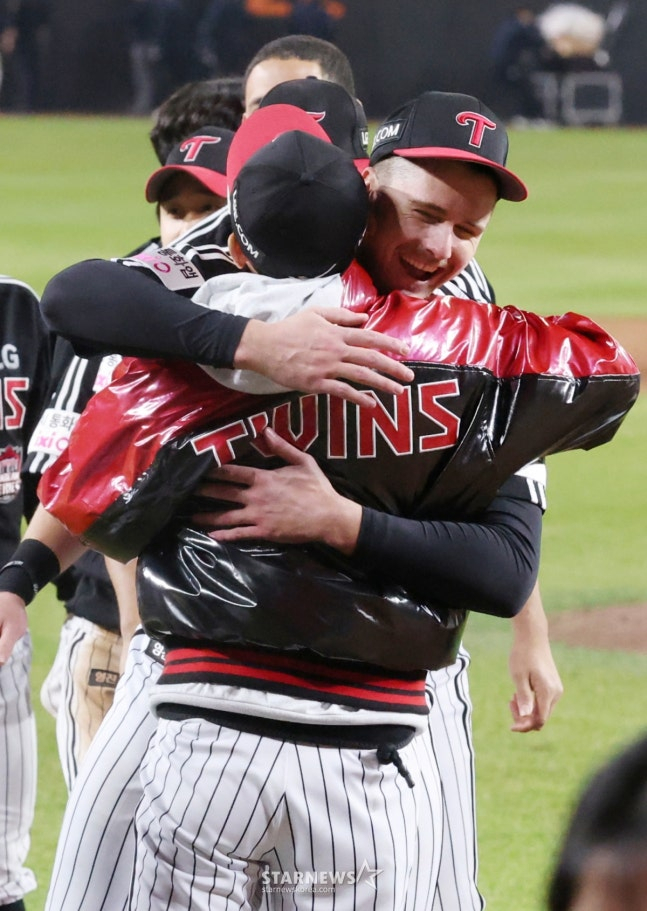 "2~3년 뛸 생각도 있어 보여" 우승청부사 LG 외인, 한국 잔류 진작부터 관심 있었다