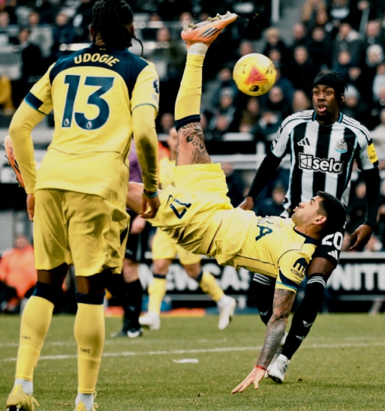 "메시가 하는 것 봤다" 수비수인데 환상 오버헤드킥골 로메로의 고백... "토트넘 공격수들도 못한 걸 하네" 찬사