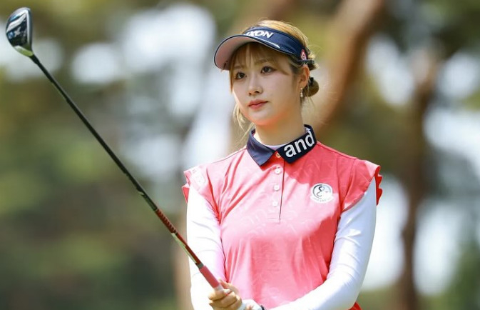 '이럴 수가' 日 미모 골프선수, 30살 연상 코치와 불륜... "그만 만나겠다" 사과문에도 비난 속출