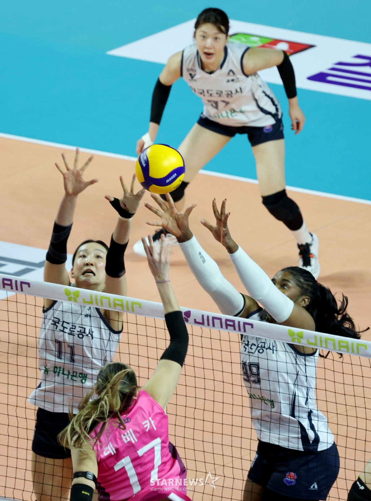 [포토] '레베카를 막아라!'