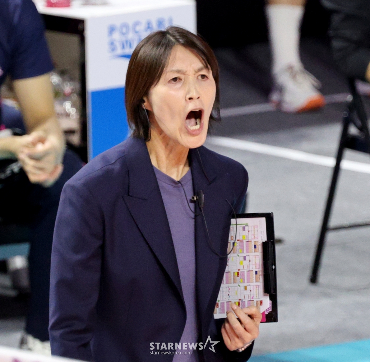 [한번에쓱] 표정열전 '선수들에 작전지시하는' 흥국 토모코 감독