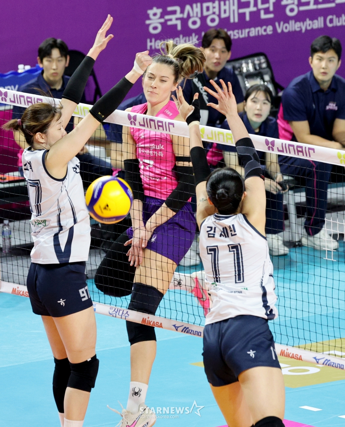 [포토] '가운데가 뻥' 레베카