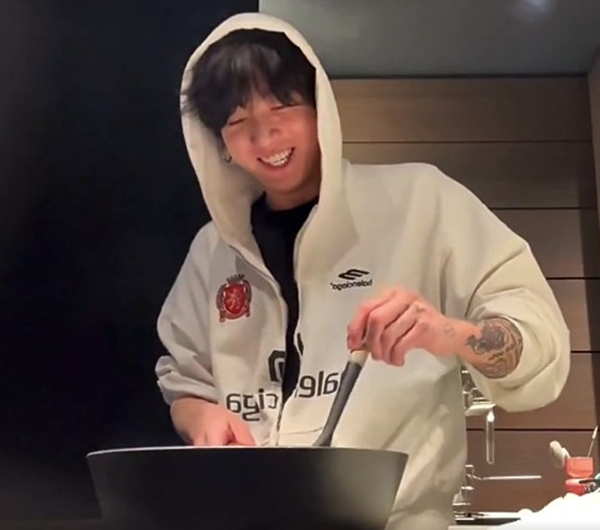 정국,이번엔 '된장+카레 파스타'라이브...팬들"흑백요리사 나와야 할 듯"[K-EYES]