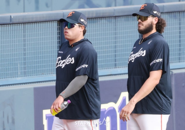 "류현진, 아직도 아이스커피 두 통 들고 다니는지 궁금→폰세 오면 물어봐야지" 현지 기자 기대