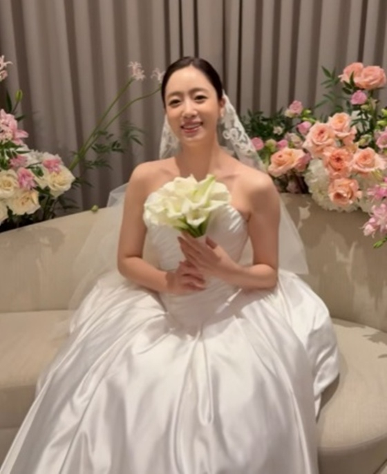 '새댁' 함은정, 결혼 후 신혼여행도 미루고 열공 모드.."함께 해줘 감사"