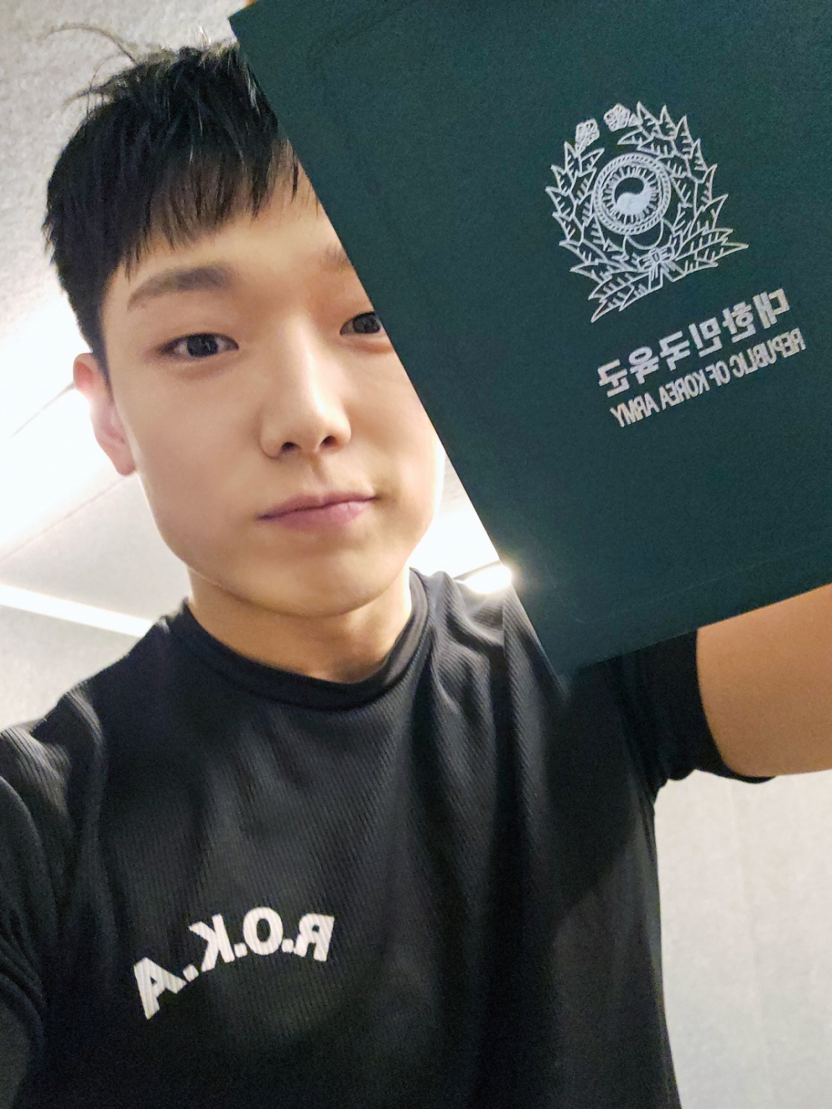 아들 낳고 입대했던 아이돌..아이콘 바비, 전역했다 "같이 놀자" [스타이슈]