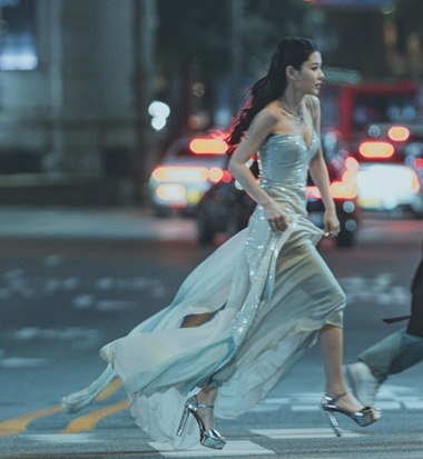 김유정, 드레스 입고 도심 질주..'친애하는 X' 최후 공개