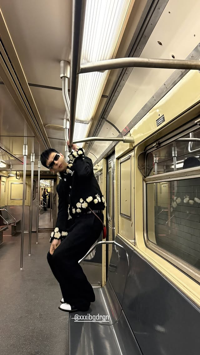 지드래곤, 美 뉴욕 지하철 의자에 신발 신고 올라가..왜 그랬나 [스타이슈]