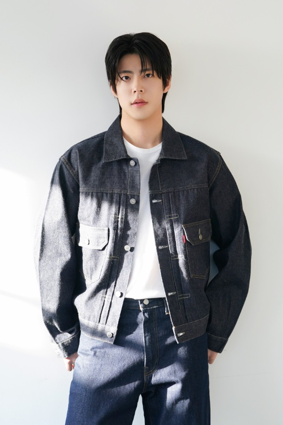 최우성, 새 프로필 공개..한층 짙어진 분위기