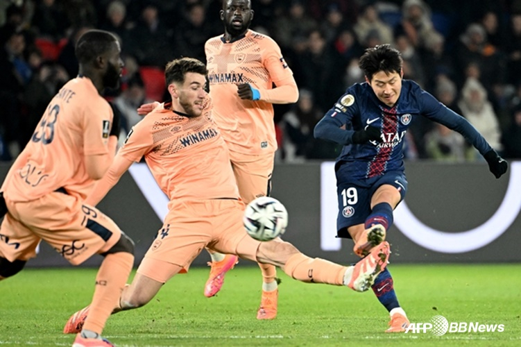 '역시 원더골 장인+황금 왼발' 이강인, PSG 11월의 골 뽑혔다... 팬 투표 39% '압도적'