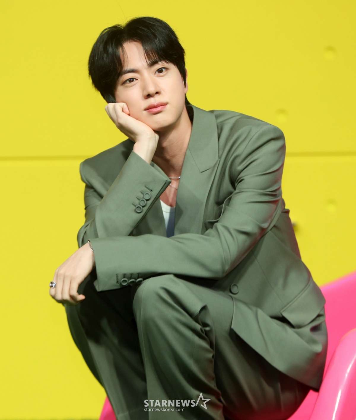 방탄소년단 진, 스타랭킹 男아이돌 3위..뷔 4위·제이홉 5위