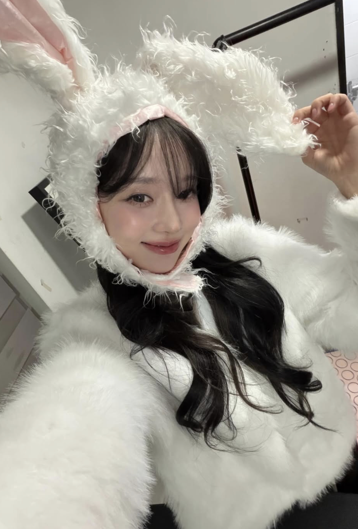 에스파 윈터, 흰토끼 떠오르는 청순미..인형탈 쓰고 '윙크'[스타IN★]