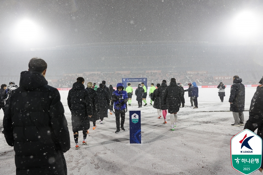 '15년 새 처음 있는 일' 폭설에 끝내 취소·연기된 부천-수원FC '승강 플레이오프'