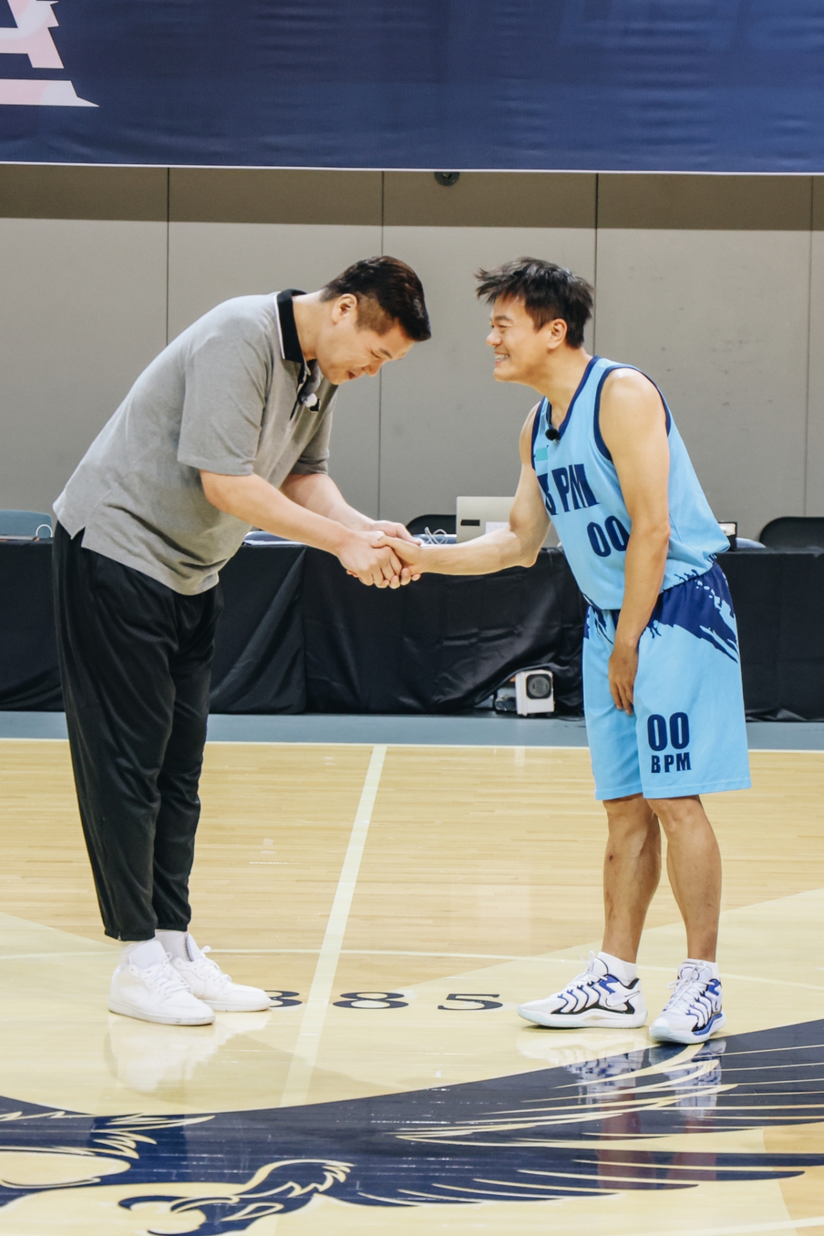 열혈농구단에서 서장훈과 박진영이 코트에서 마주 선 장면