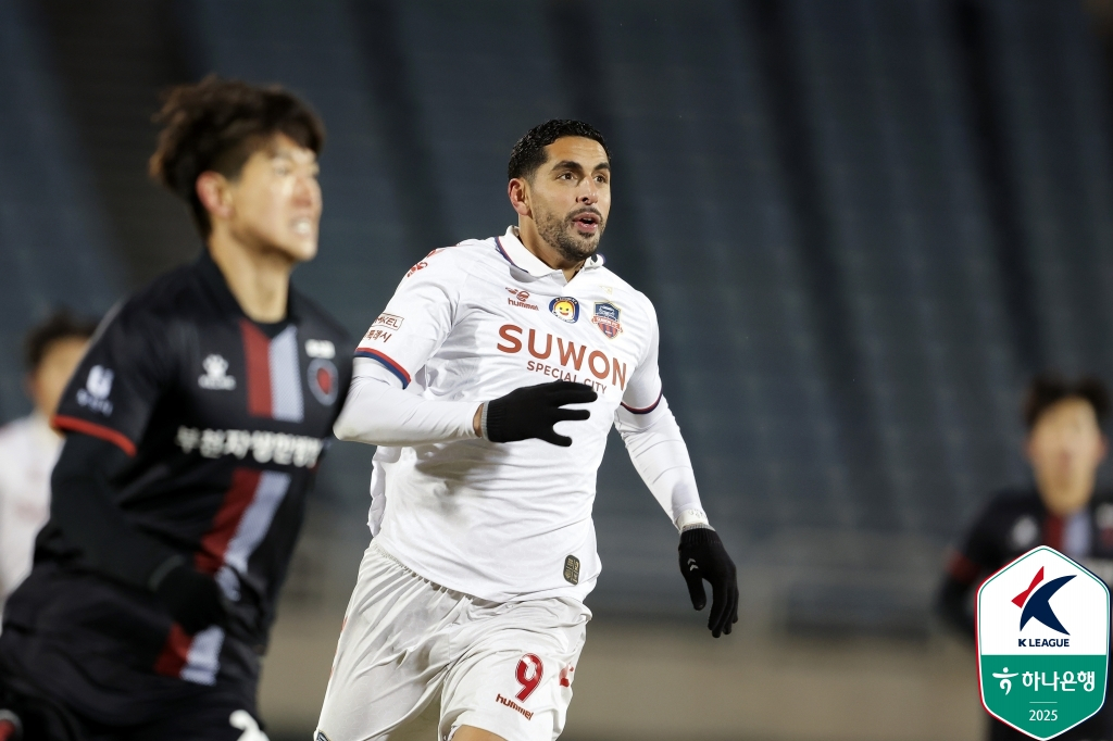 수원FC 공격수 싸박이 부천FC를 상대로 경기를 펼치는 장면
