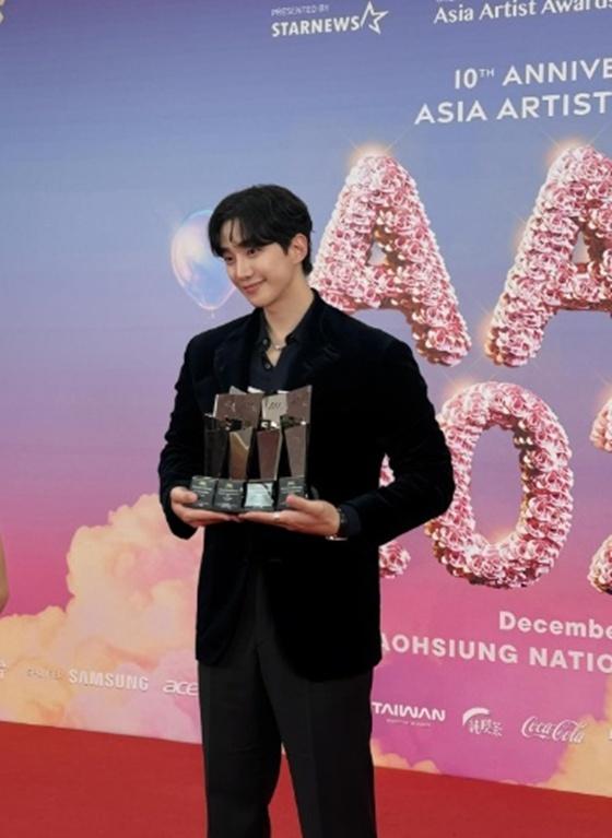 'AAA 2025' MC 이준호, 4관왕 소감 "팬 사랑까지..감사했던 한해"