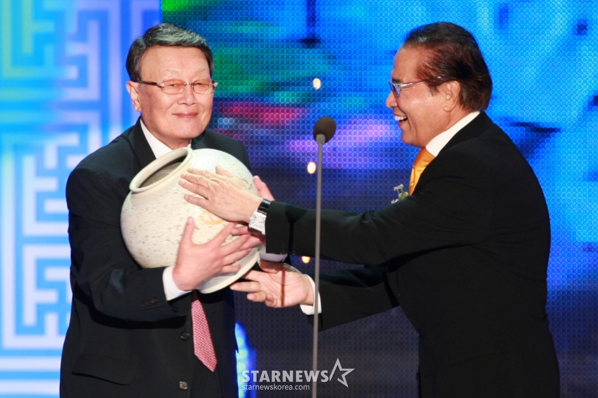 시상식에서의 윤일봉