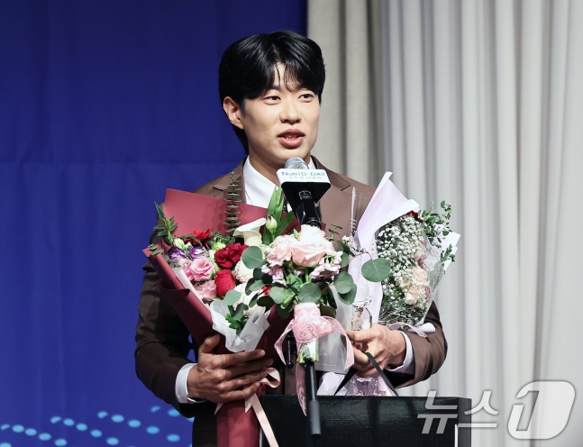 일구상 최고타자상 수상 후 소감 말하는 송성문