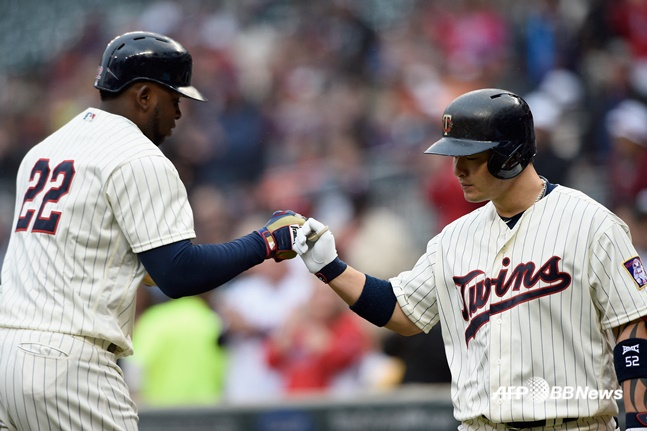 '한때 박병호 라이벌' 올스타 거포, 끝없는 추락→결국 NPB 간다... '리그 최악 물방망이팀' 구세주 되나