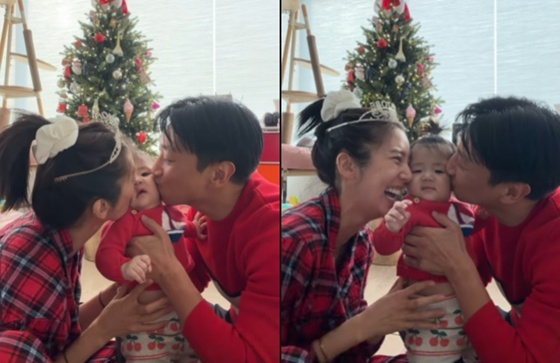 손담비♥이규혁, 볼 뽀뽀 세례...딸 헤이와 미리크리스마스