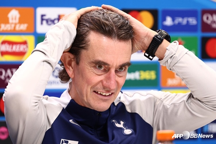 '선수들에 불만 폭발' 프랭크 감독 "직접 패스 보여줄까? 내 안에서 허리케인 몰아쳐" 폭탄 발언