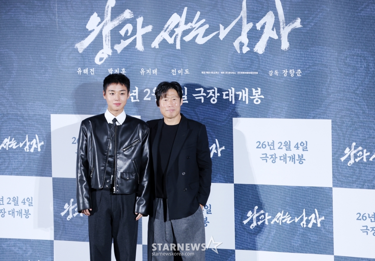 왕과 사는 남자 박지훈 유해진 두 배우 제작보고회 기념 사진
