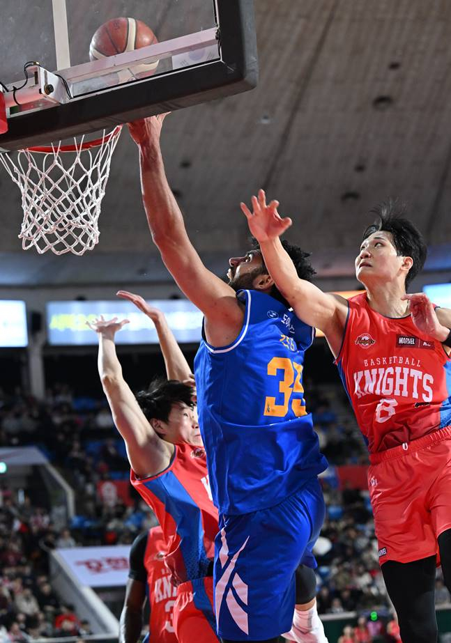 '오세근 자유투 결승포' S-더비 짜릿 승리! SK, 삼성 단 1점 차 격파... 3연승 질주 [잠실 현장리뷰]