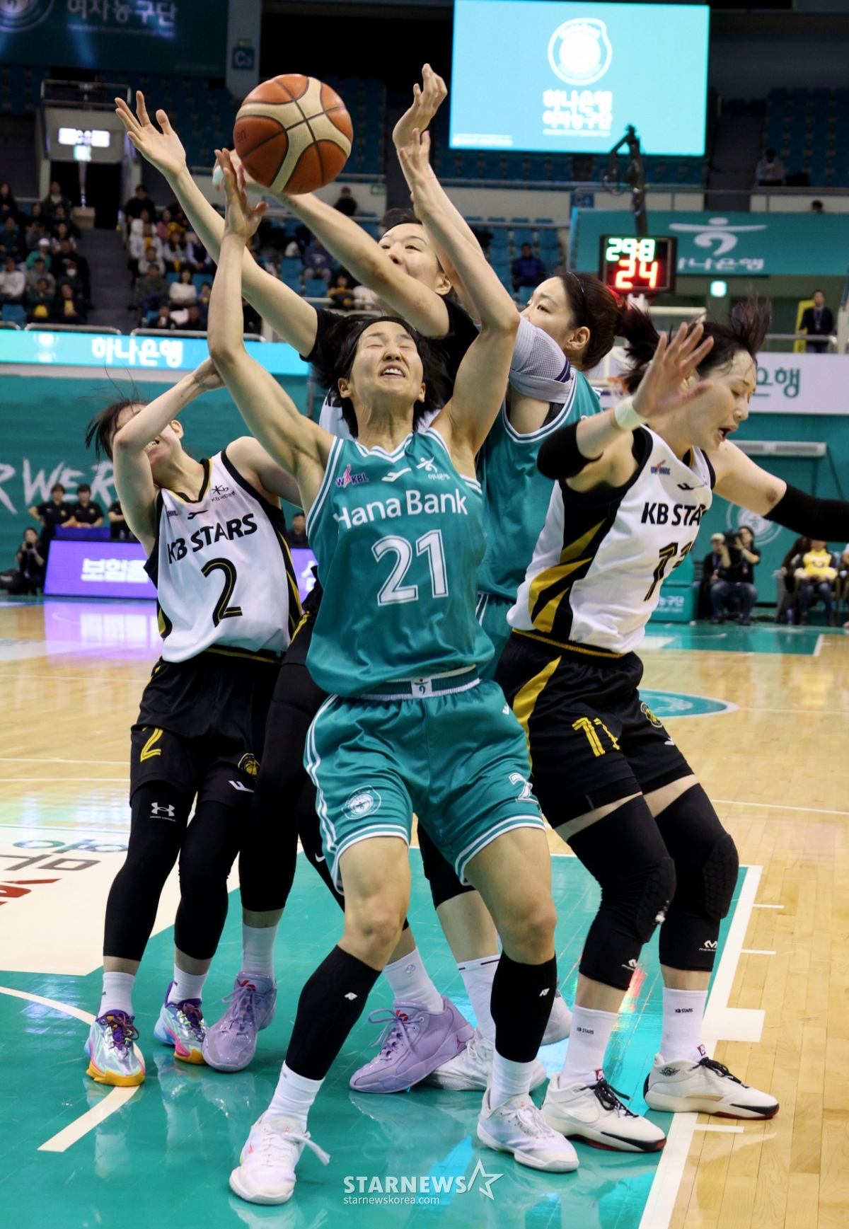 [포토]'박지수 따돌리는' 사키