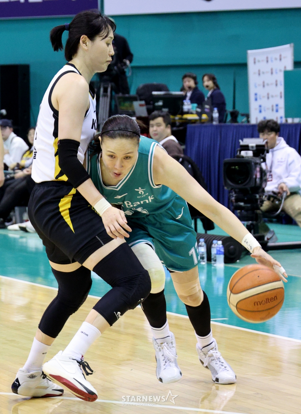 [포토]'600경기 출장 대기록' 김정은