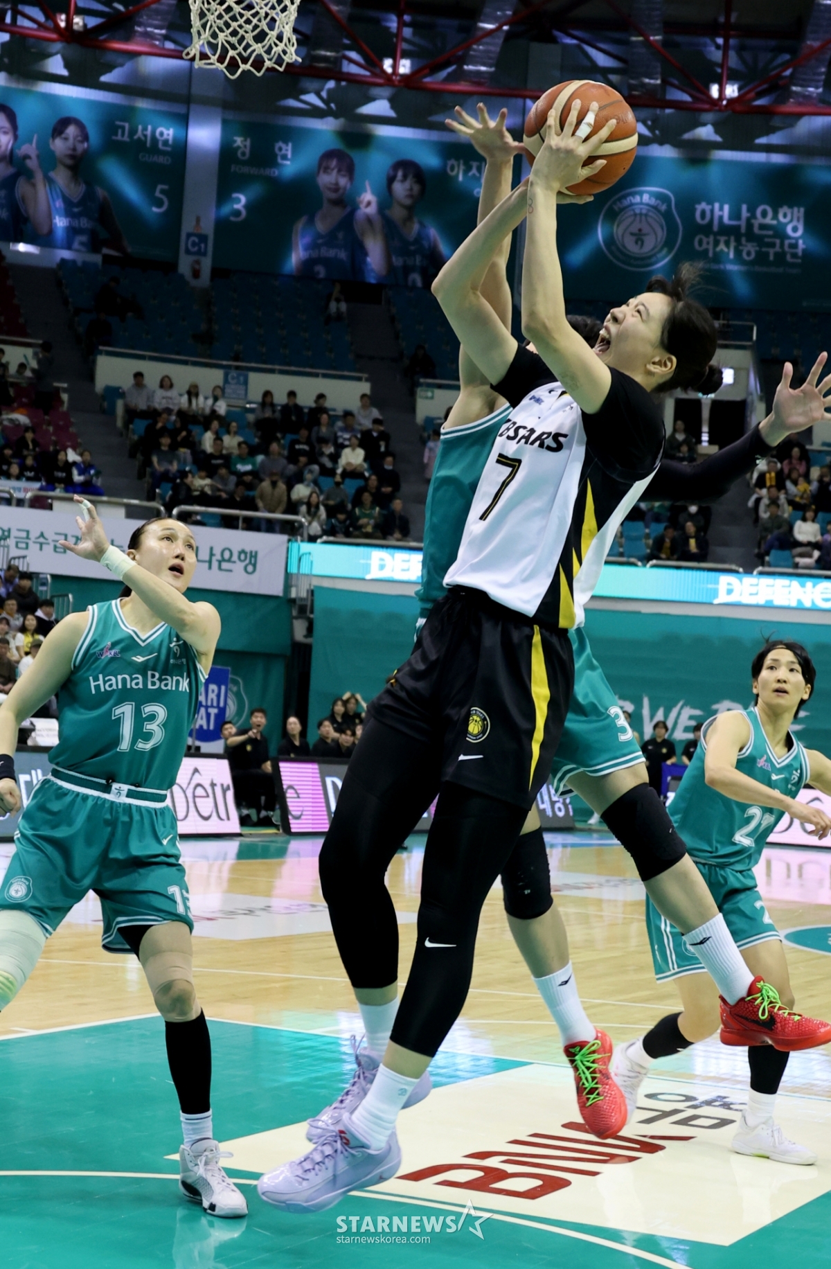 [포토]'골밑노리는' 박지수