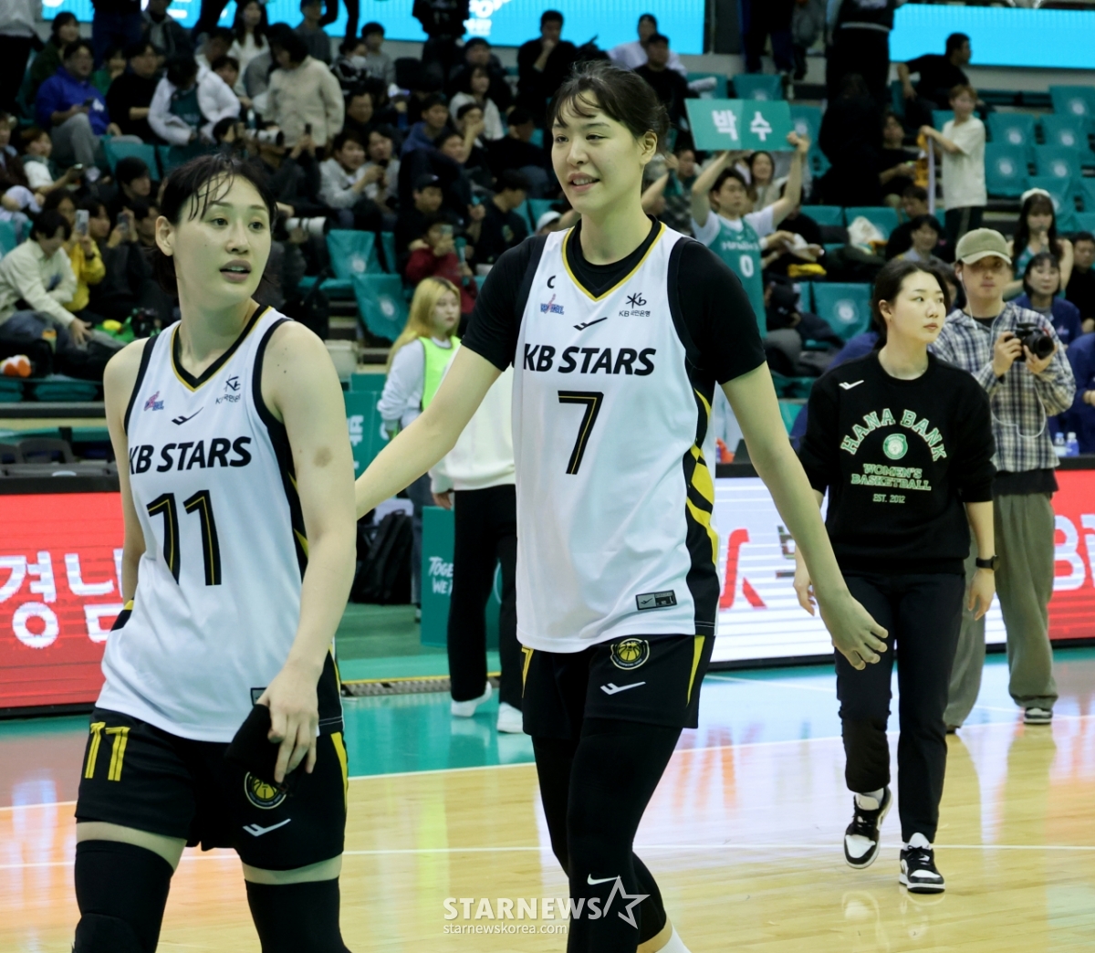 [포토]'기분좋은 퇴근길' 강이슬과 박지수