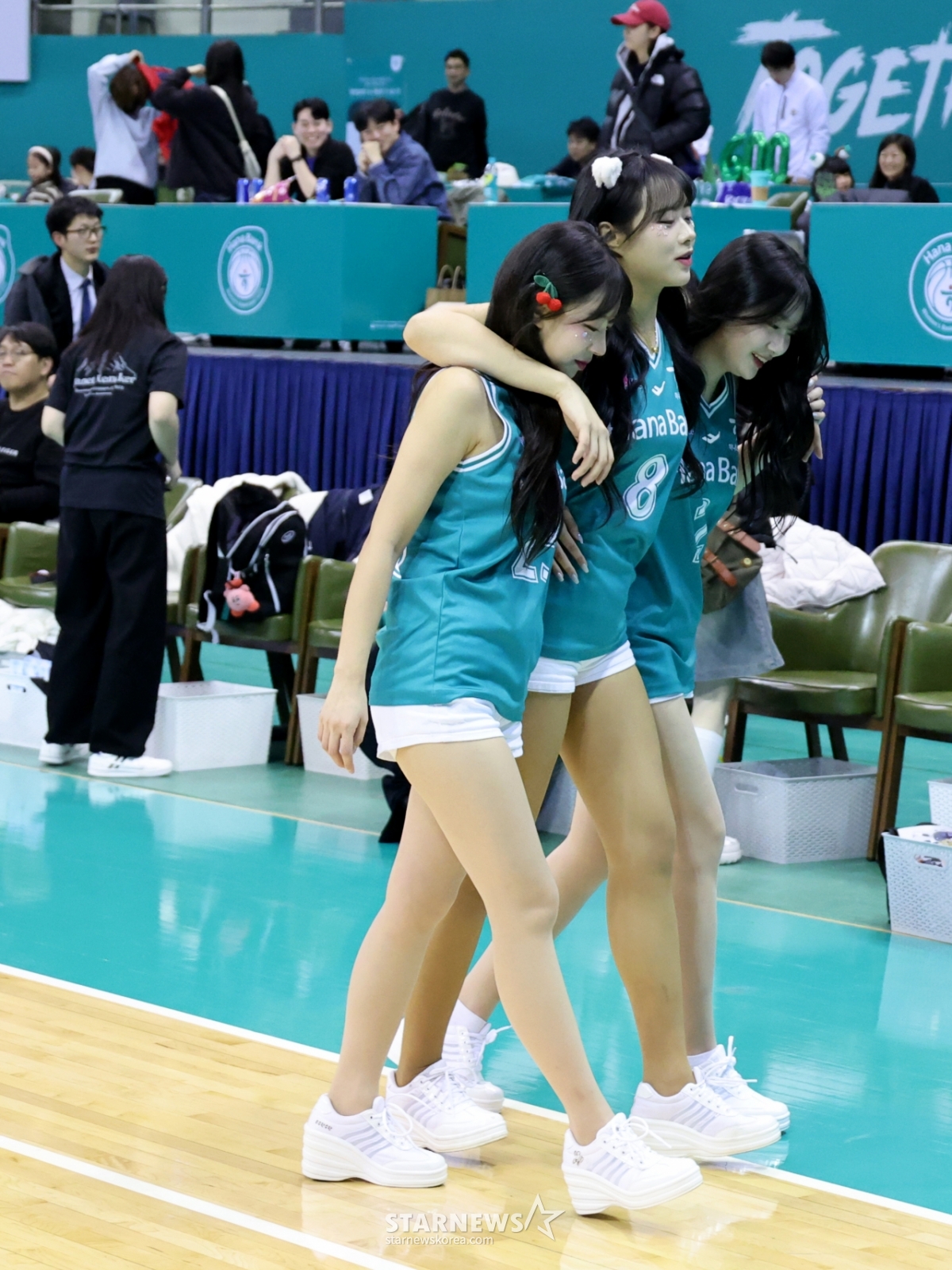 [포토]'난 오늘 부축이 필요해!' 이호은