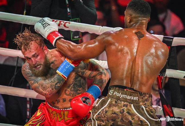 "턱뼈 부러졌다" 유튜버 복서, 금메달리스트에게 두들겨 맞고 병원행... 2700억 매치 '완패'