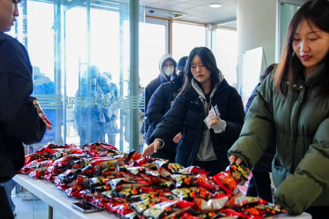 '선착순 2500명' 우리카드, 오리온과 함께 성탄 맞이 과자 신제품 이벤트 "배구 보면서 먹는 즐거움 만끽하시길" [장충 현장]