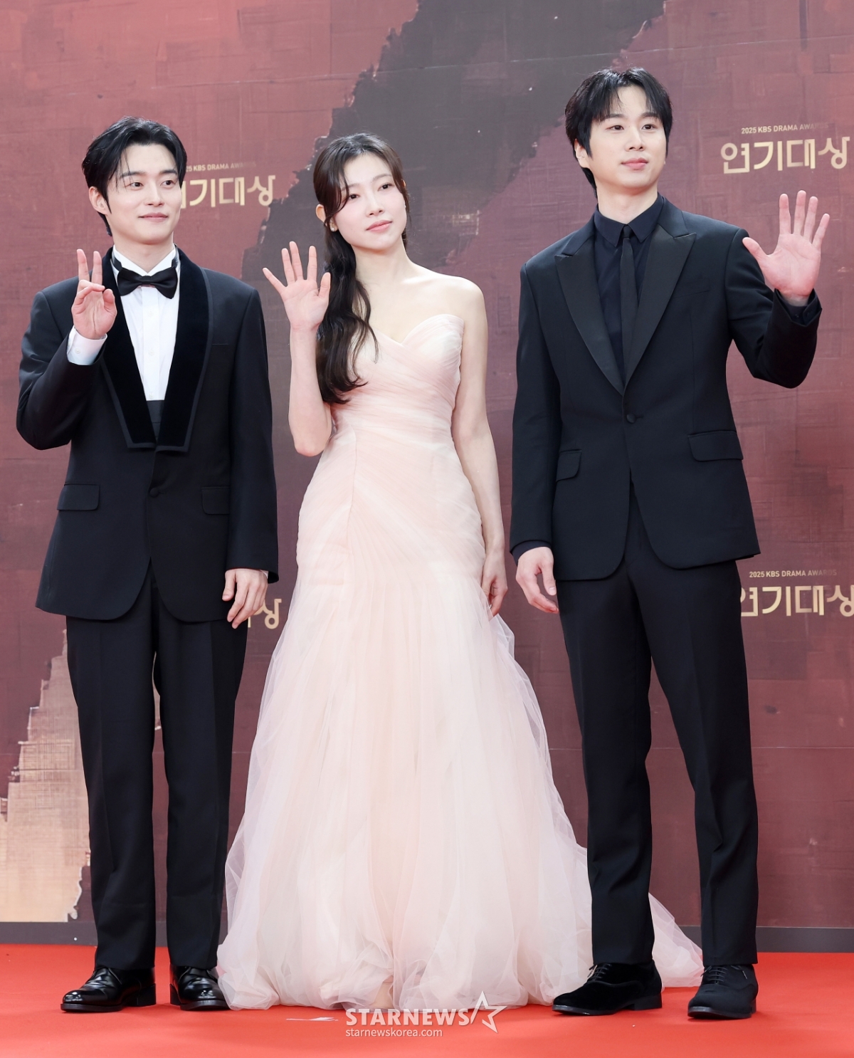 2025 KBS 연기대상 레드카펫 행사에서 포즈를 취하는 배우들