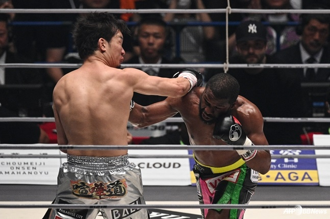 '日 열도 충격' 메이웨더에게 두들겨 맞았던 간판스타, 또 무참히 TKO 완패 "보기 어려울 정도로 잔혹"