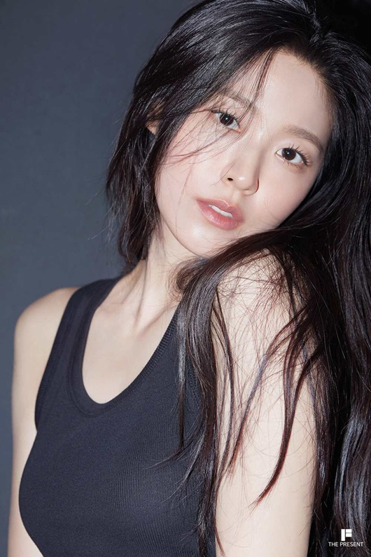 설현, 청순하면서도 단단한 매력..미공개 프로필