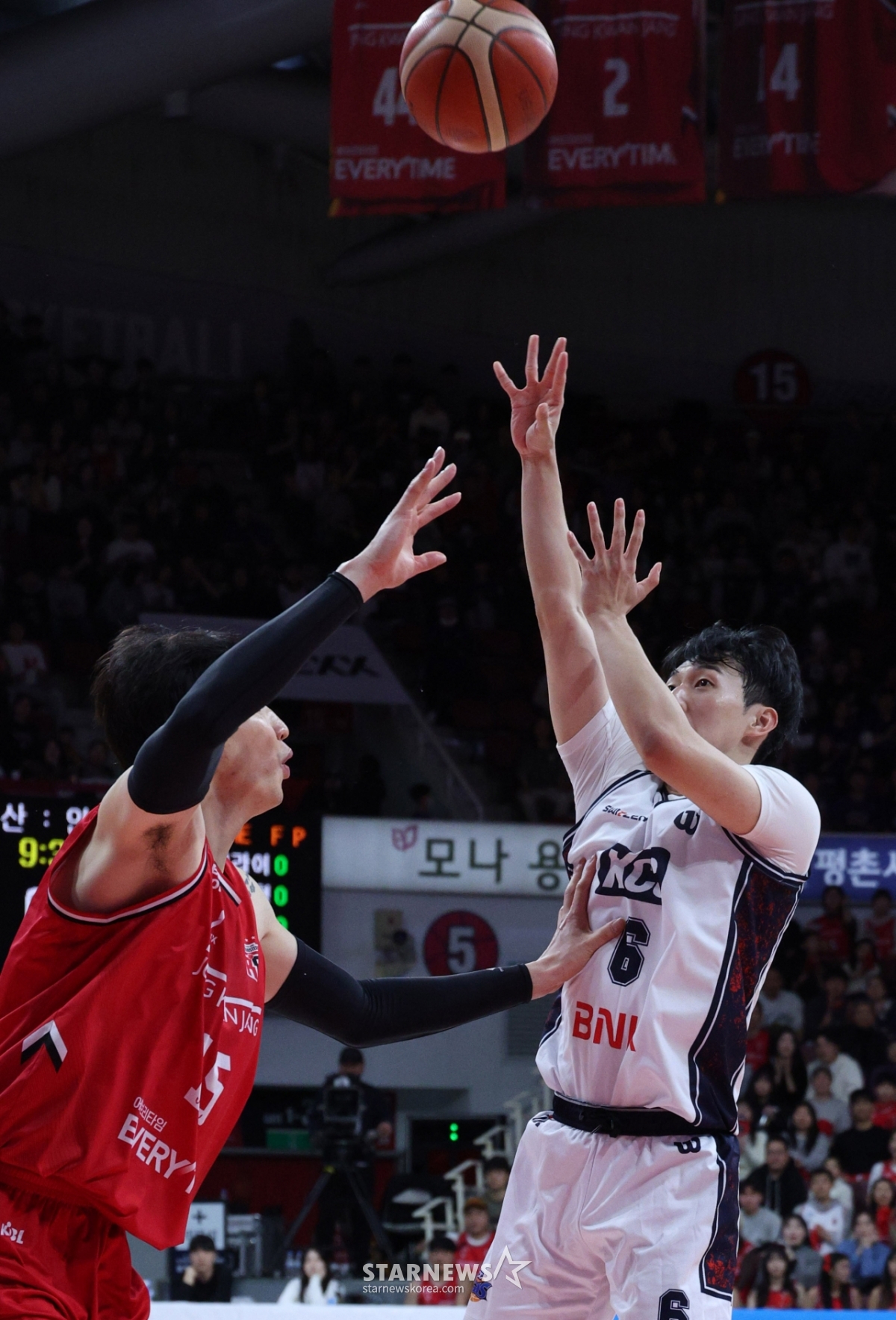 [포토] 최진광 '김종규 수비가 붙기 전에'