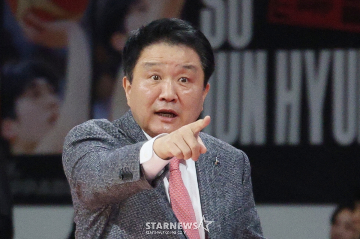 [포토] 유도훈 감독 '지금 들어가야지'