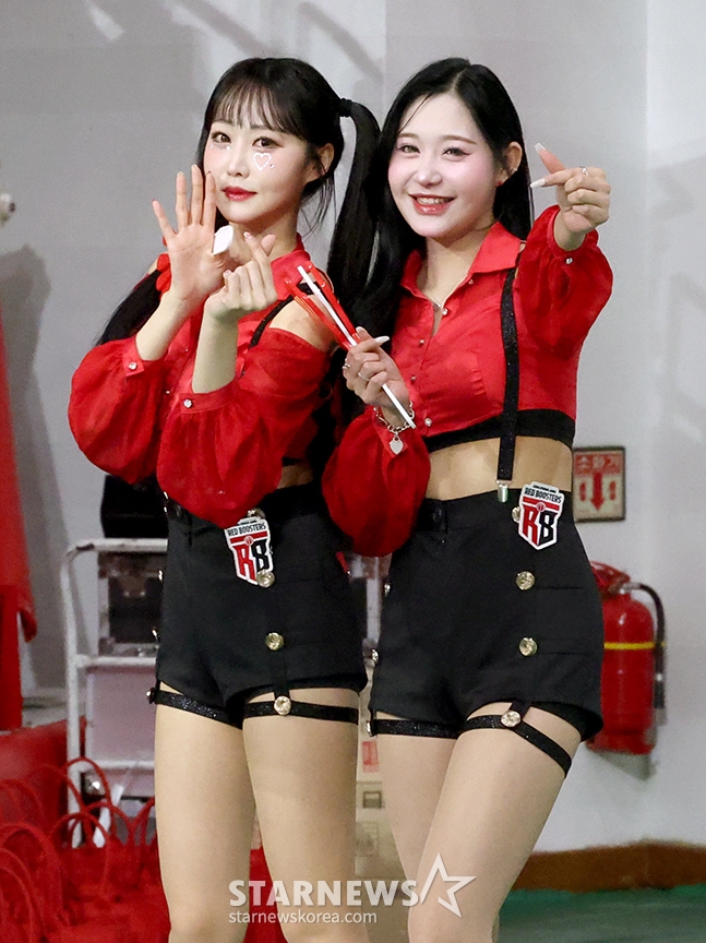 [포토] 정가예-유세리 '새해 인사 서비스요'