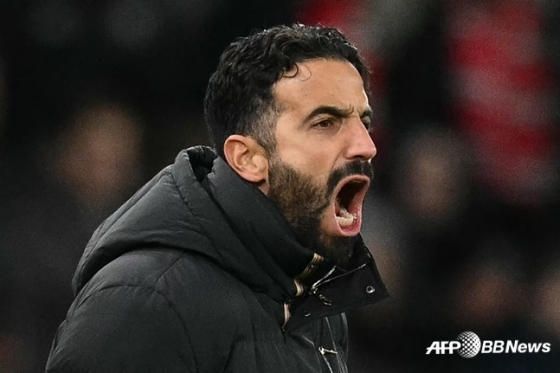 '사실상 이별 예고' 아모림 감독, 맨유 수뇌부와 정면충돌 "내가 코치로 보이나? 난 감독이야" 작심발언