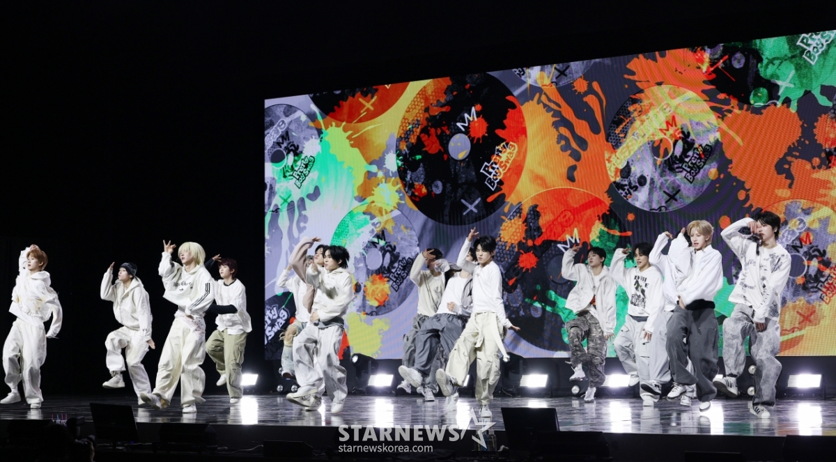 아이덴티티, 메가 보이밴드의 완성[★포토]