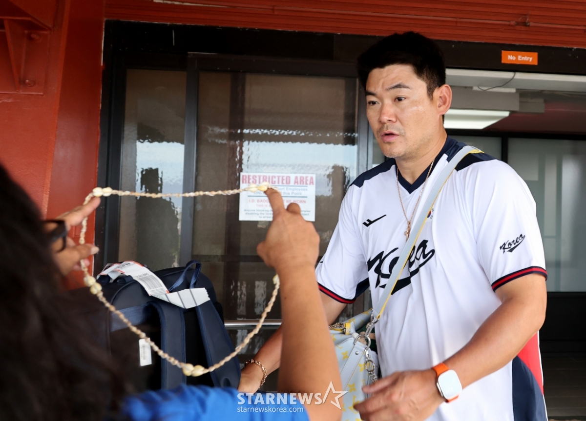 [포토]'웰컴 사이판!' 야구대표팀 노경은