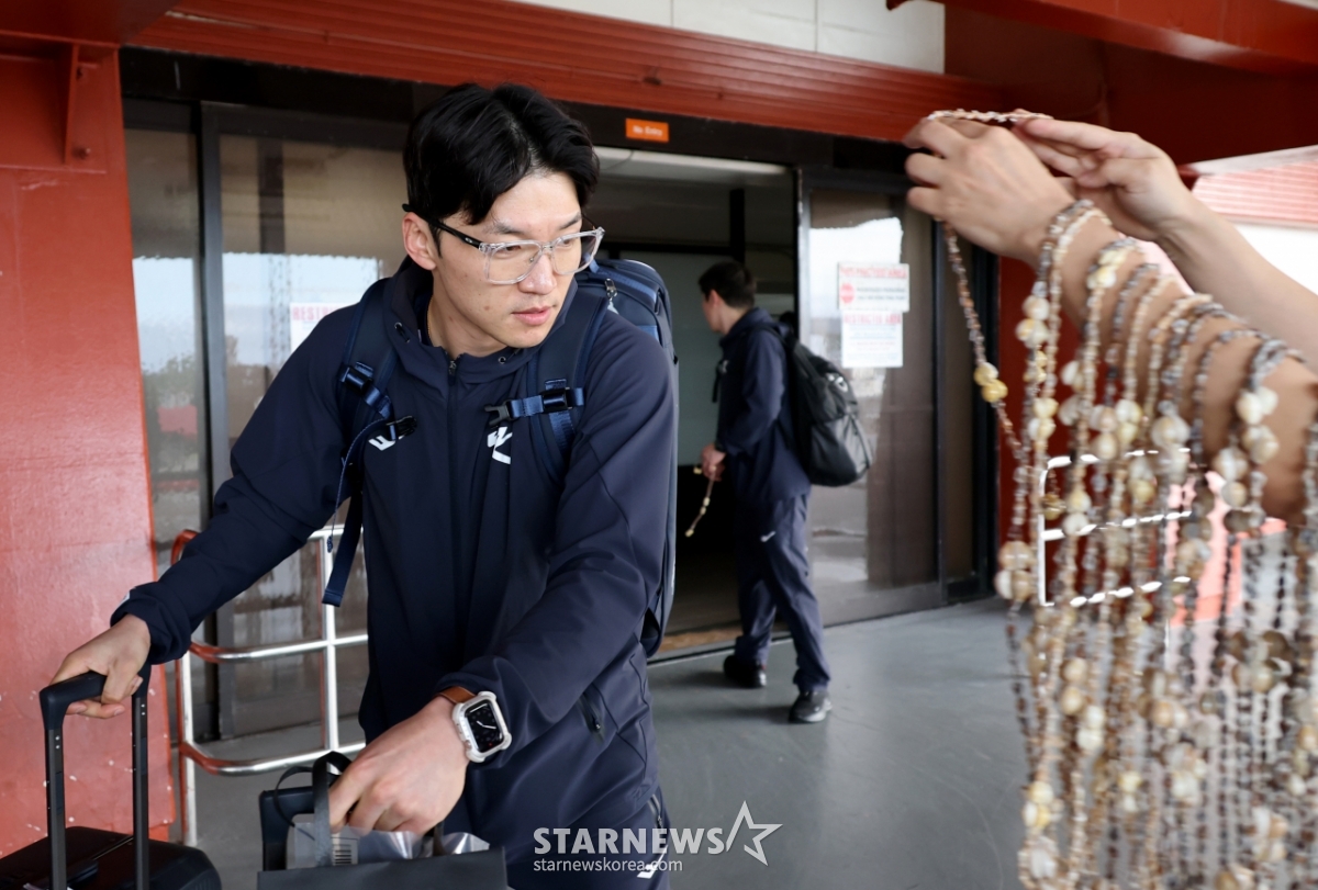 [포토]웰컴목걸이로 캡틴 박해민 환영하는 현지인