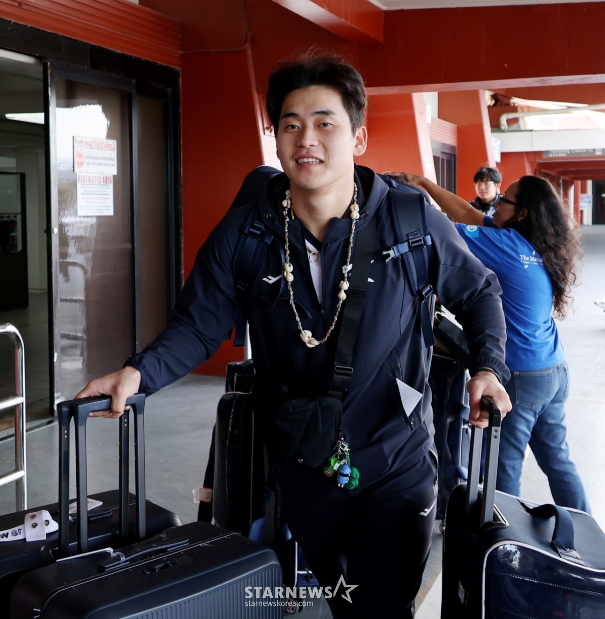 [포토]'기분좋다!' 웰컴목걸이 받은 박영현