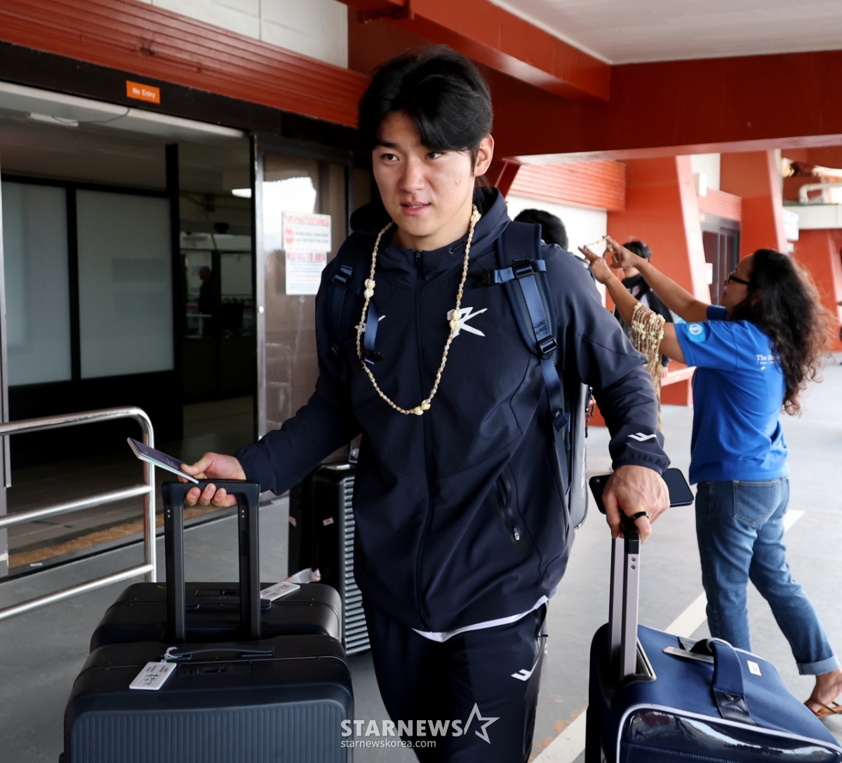 [포토]'부상 안당하는 것도 실력' 사이판 입국하는 김도영