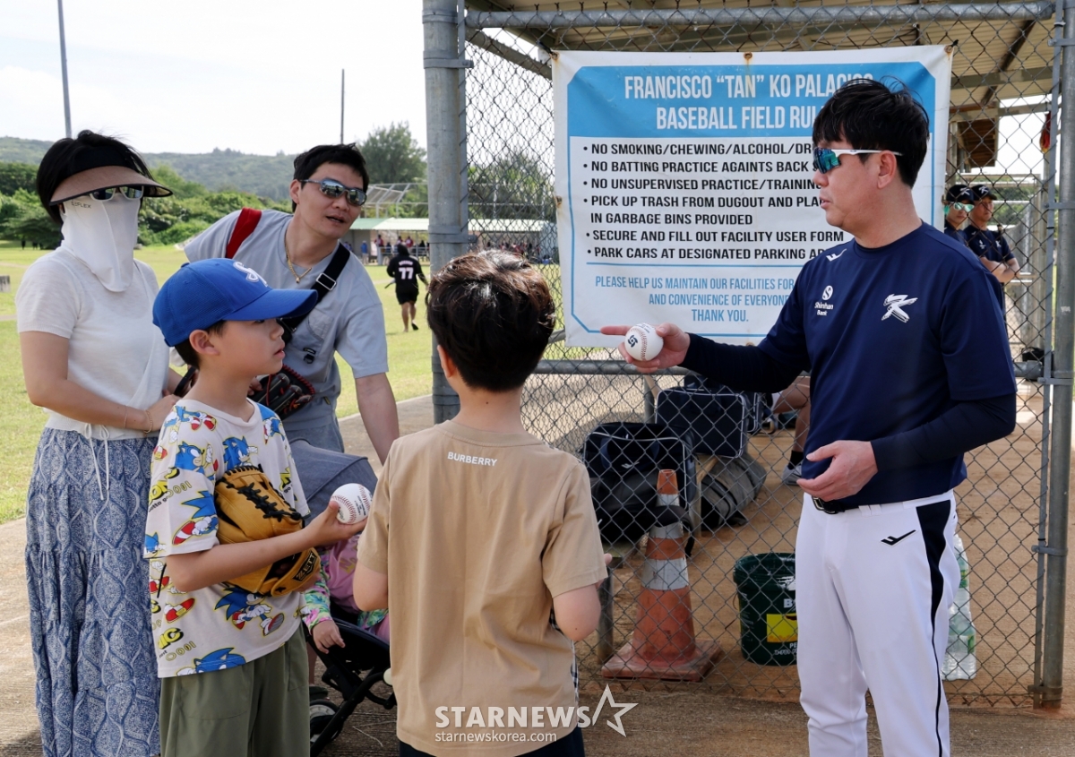 Photo Director Ryu Ji Hyun Presents Early Bird Gift To Korean Children 1 