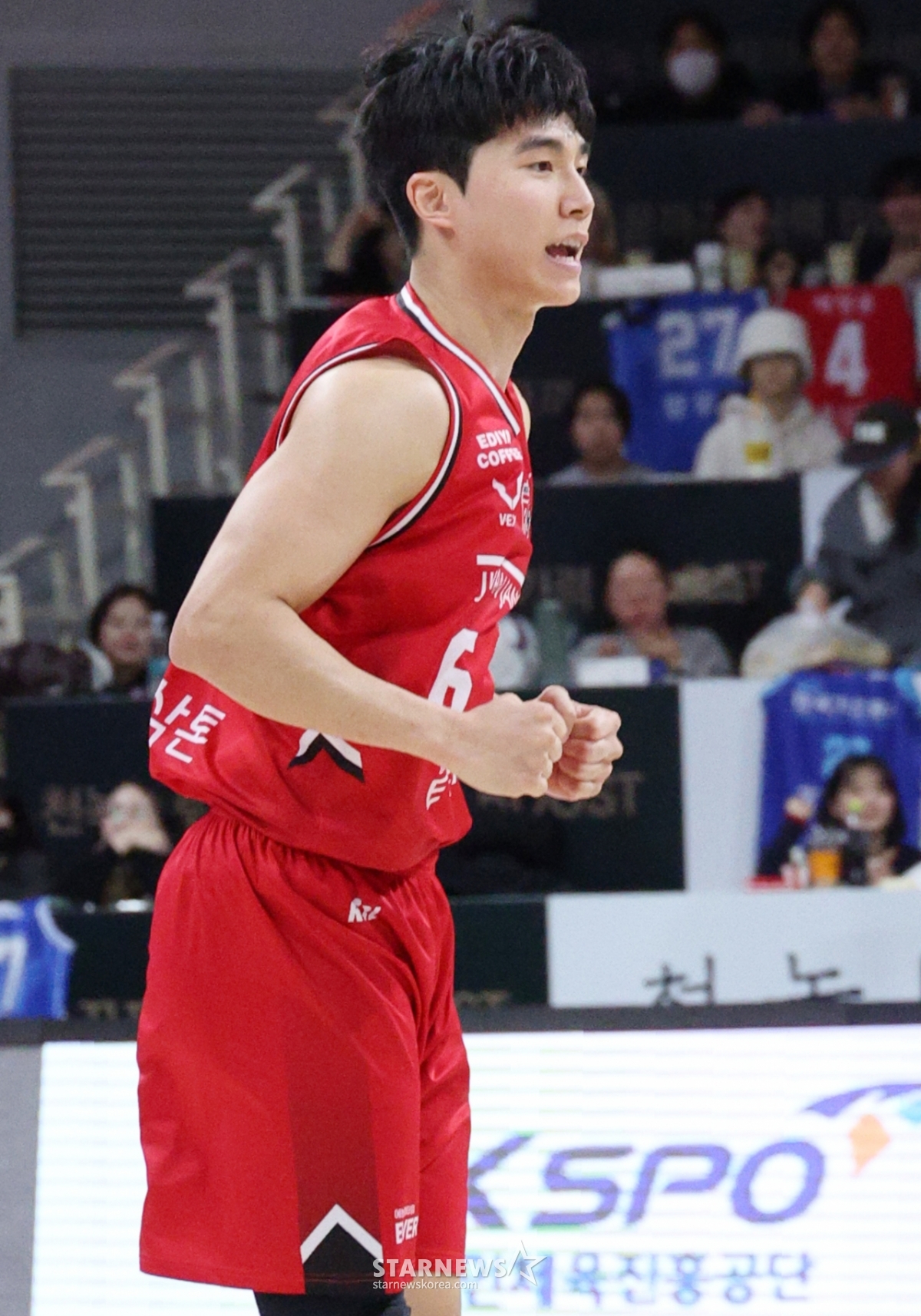 写真】パク·ジフン、拳が熱くなる | STARNEWS